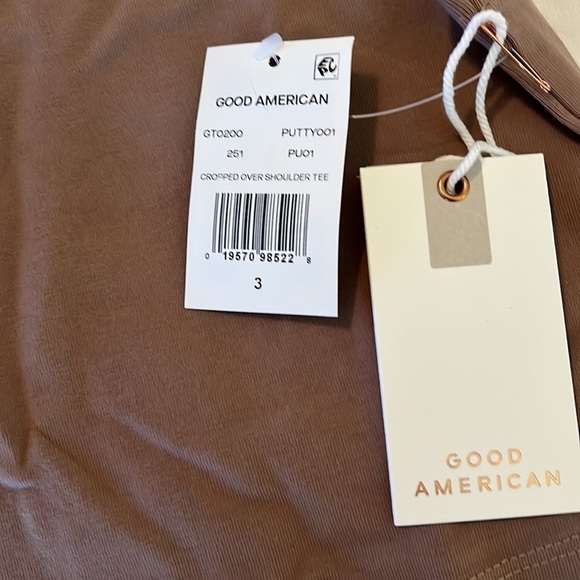 GOOD AMERICAN Essential Cropped Shoulder T-Shirt - Picture 6 of 9